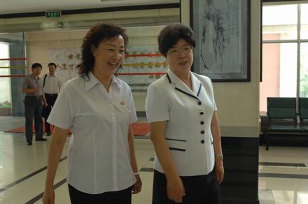 省人大副主任崔玉琴(右)和省档案局党组书记,局(馆)长张蕊兰(左)