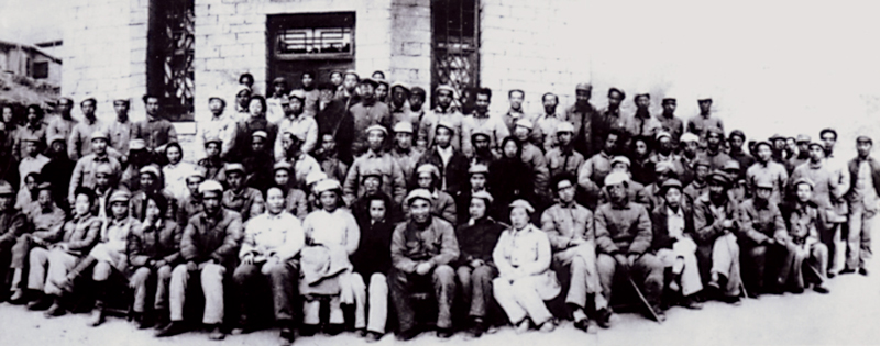 1942年5月2日至23日，在延安整风期间，毛泽东同志亲自主持召开了有文艺工作者、中央各部门负责人共100多人参加的延安文艺座谈会。图为延安文艺座谈会代表合影（吴印咸/摄）。