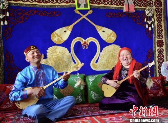 探访甘肃哈萨克族“阿肯弹唱”感受草原风情（图）