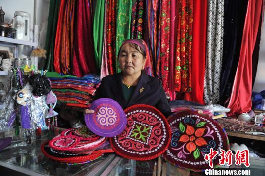 图为哈萨克族传统刺绣商品。　杨艳敏 摄