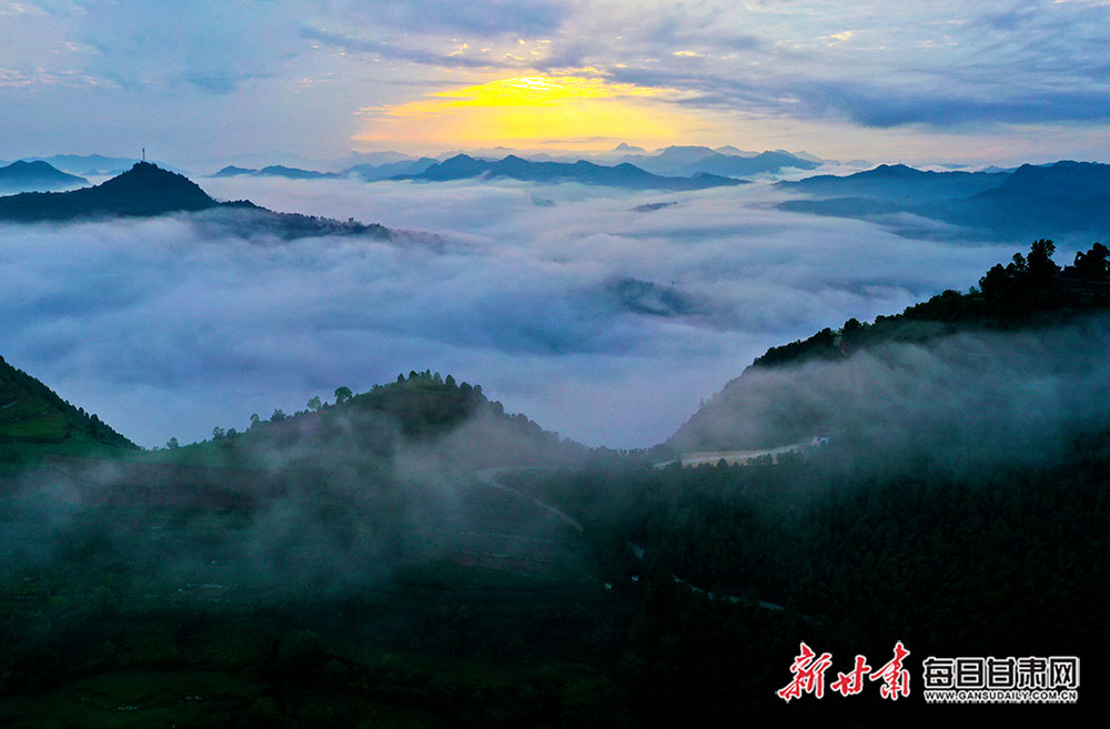 3、（朝阳映照东岳山）康县大堡，摄影郭军.jpg