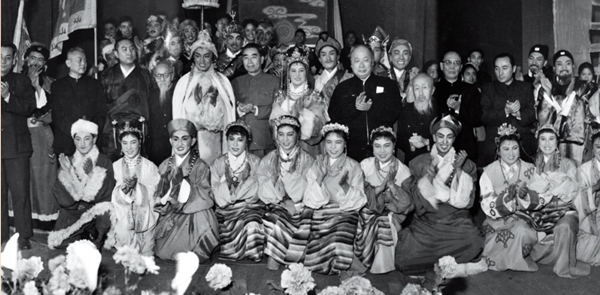 1962年3月29日，西藏自治区筹备委员会在民族文化宫举行晚会，由上海戏剧学院藏族表演班毕业学员演出藏语话剧《文成公主》。班禅额尔德尼·确吉坚赞陪同周恩来总理、陈毅、李先念、沈钧儒、郭沫若、黄炎培、赛福鼎等观看了演出.jpg