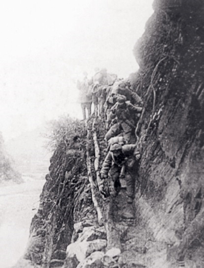 1646357084268505.jpg 一七八师在山高坡陡、一边是山一边是河的狭窄道路上前行.jpg