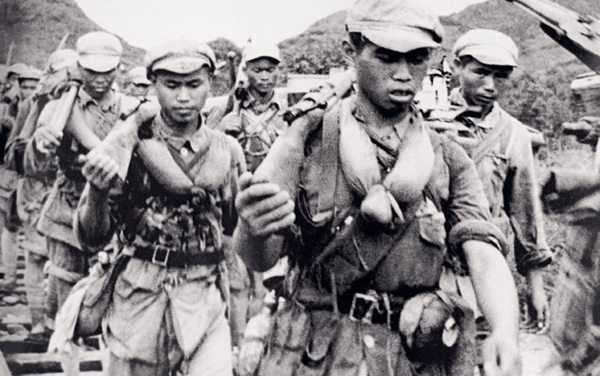 1646357112672183.jpg 肩扛步枪、身挎米袋的二野战士.jpg