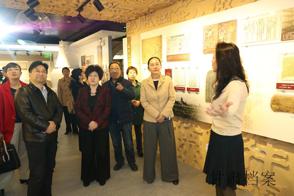 参观展厅.jpg