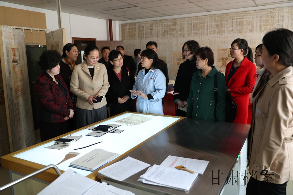 参观裱糊室.jpg
