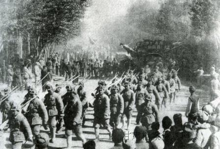 酒泉军民庆祝新中国成立.jpg