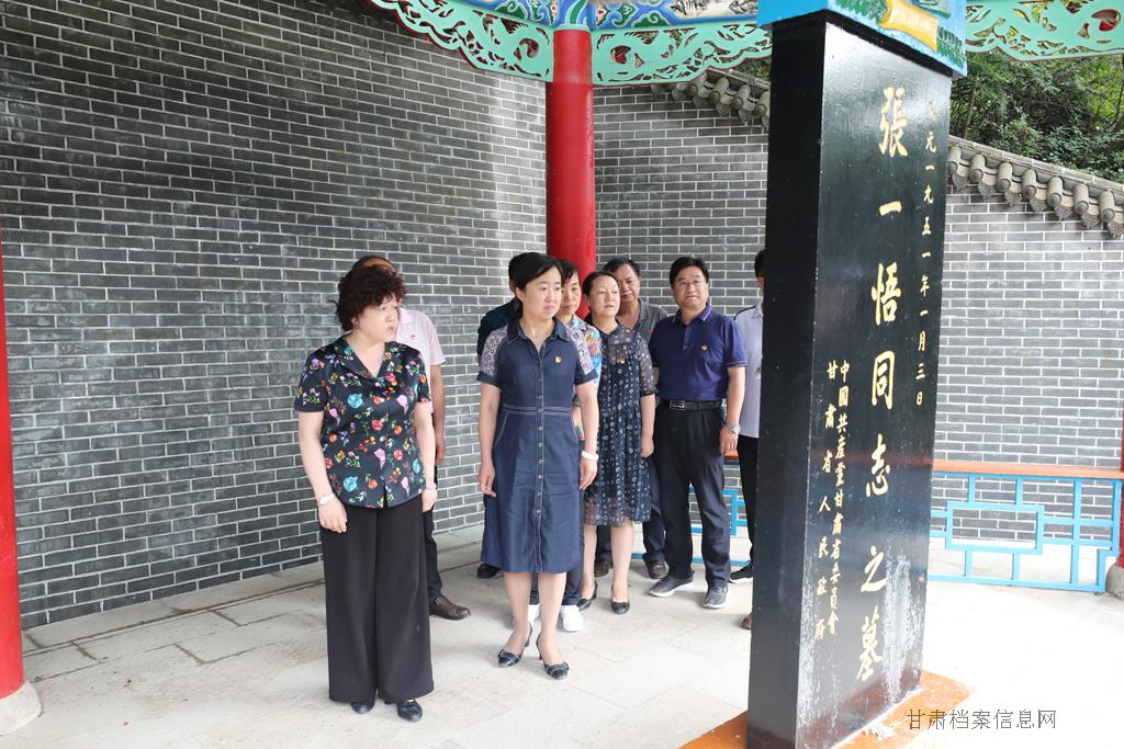 4.瞻仰张一悟纪念亭1.jpg