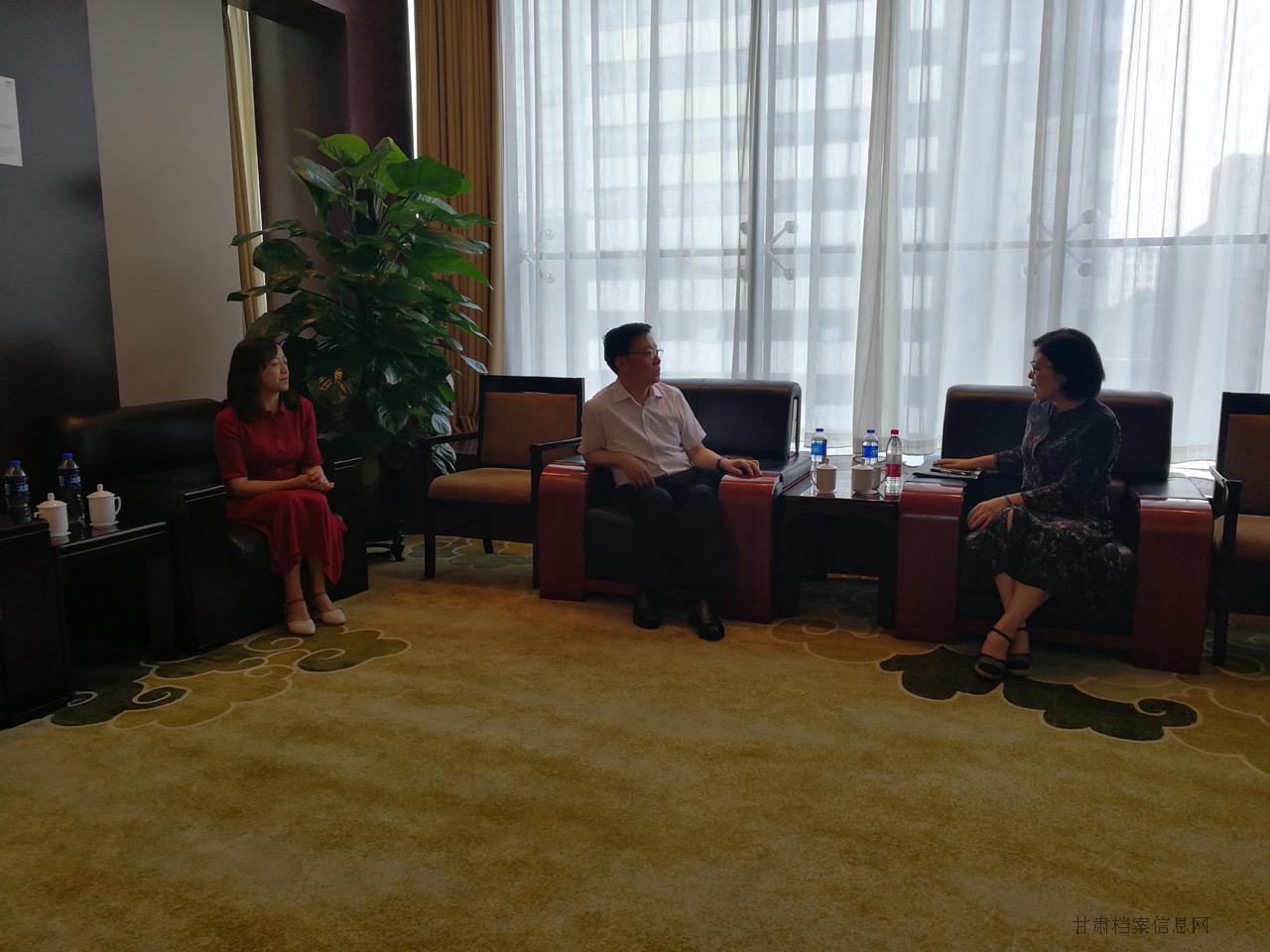 （图 4）赵有宁向杜梅司长汇报工作.jpg