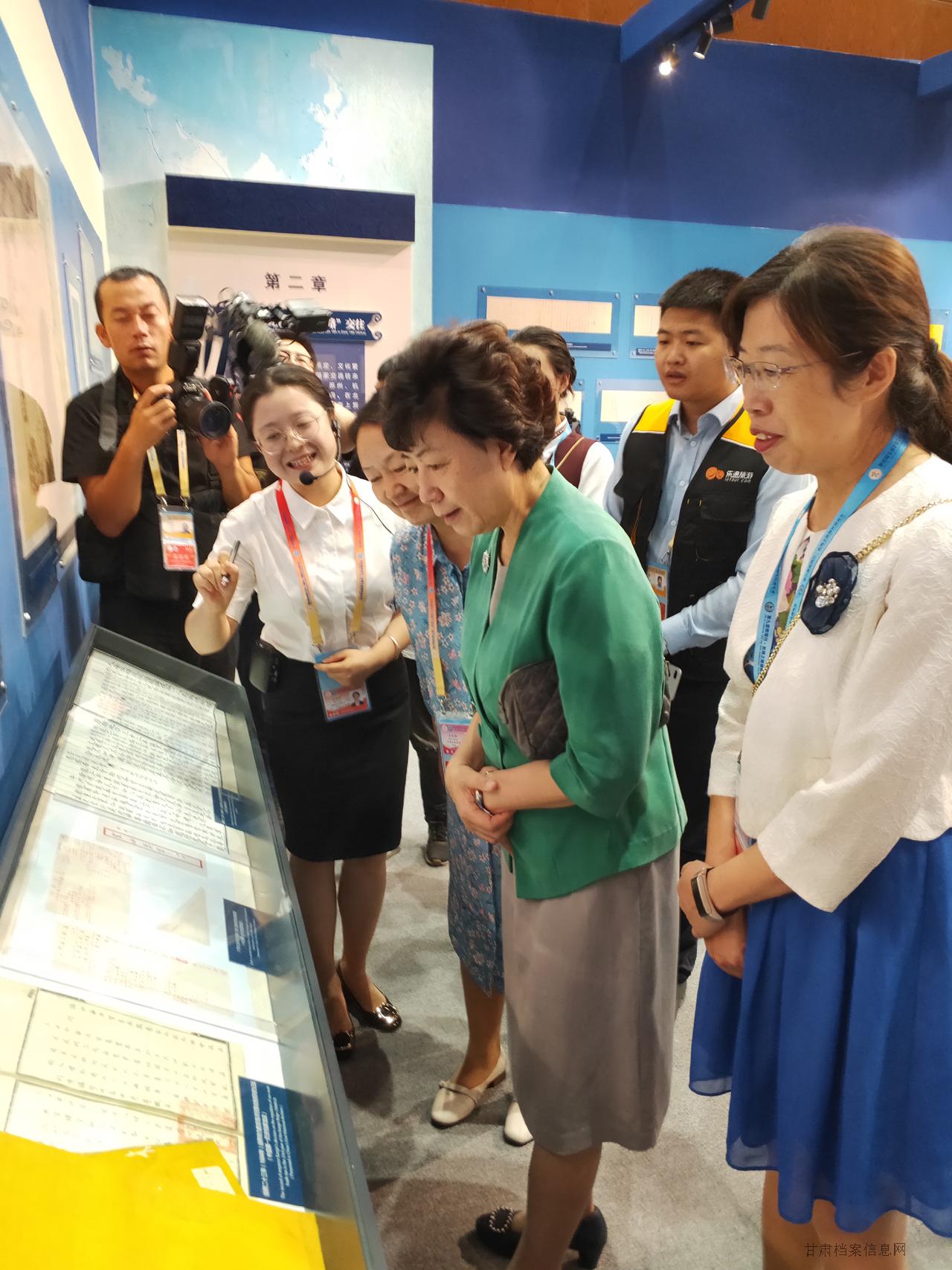 1副省长何伟参观展览 .jpg