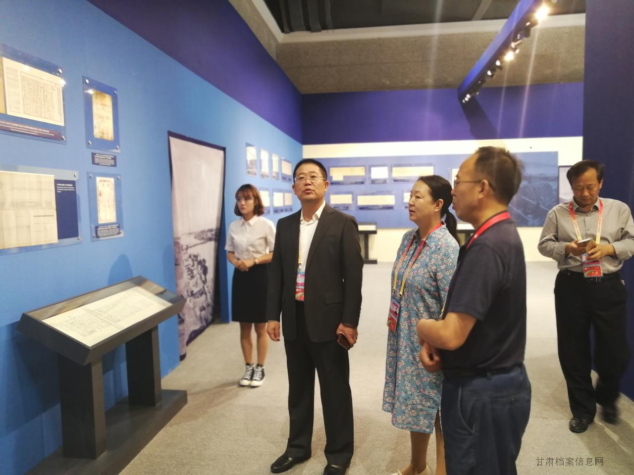 2.中国第一历史档案馆馆长孙森林参观展览.jpg