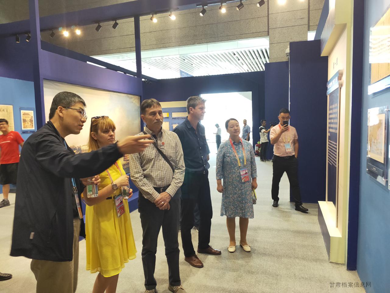 4.罗马尼亚阿尔巴县议长伊恩·杜米特尔一行参观展览.jpg
