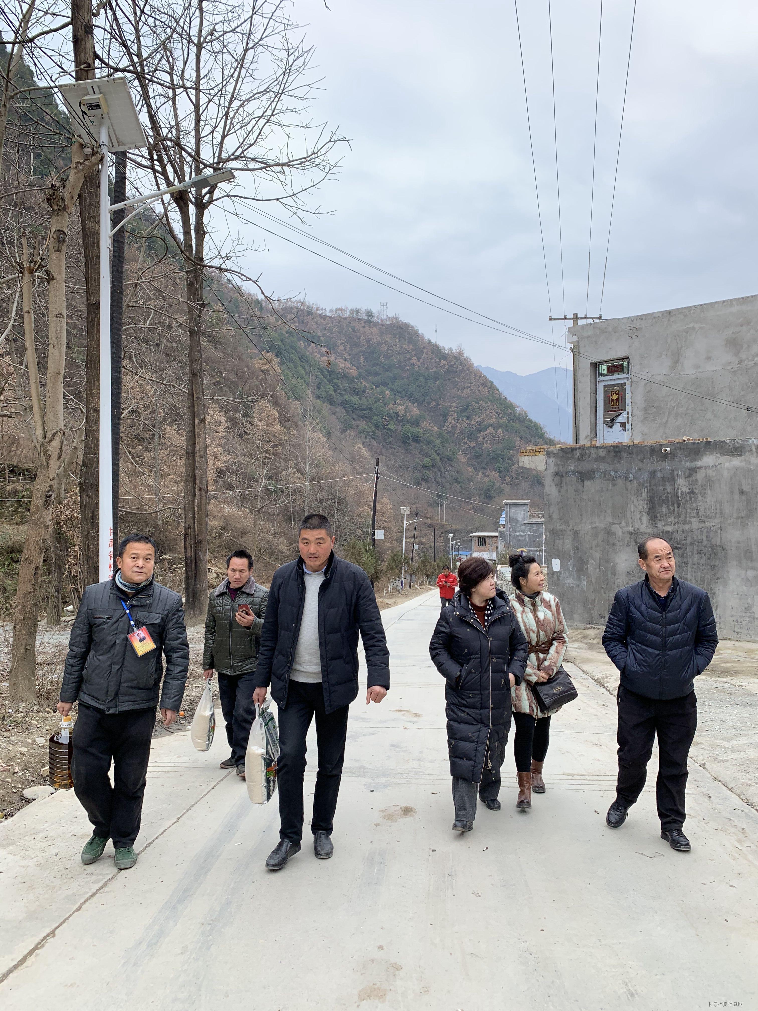省档案馆党组书记、馆长卢琼走访贫困户.jpg