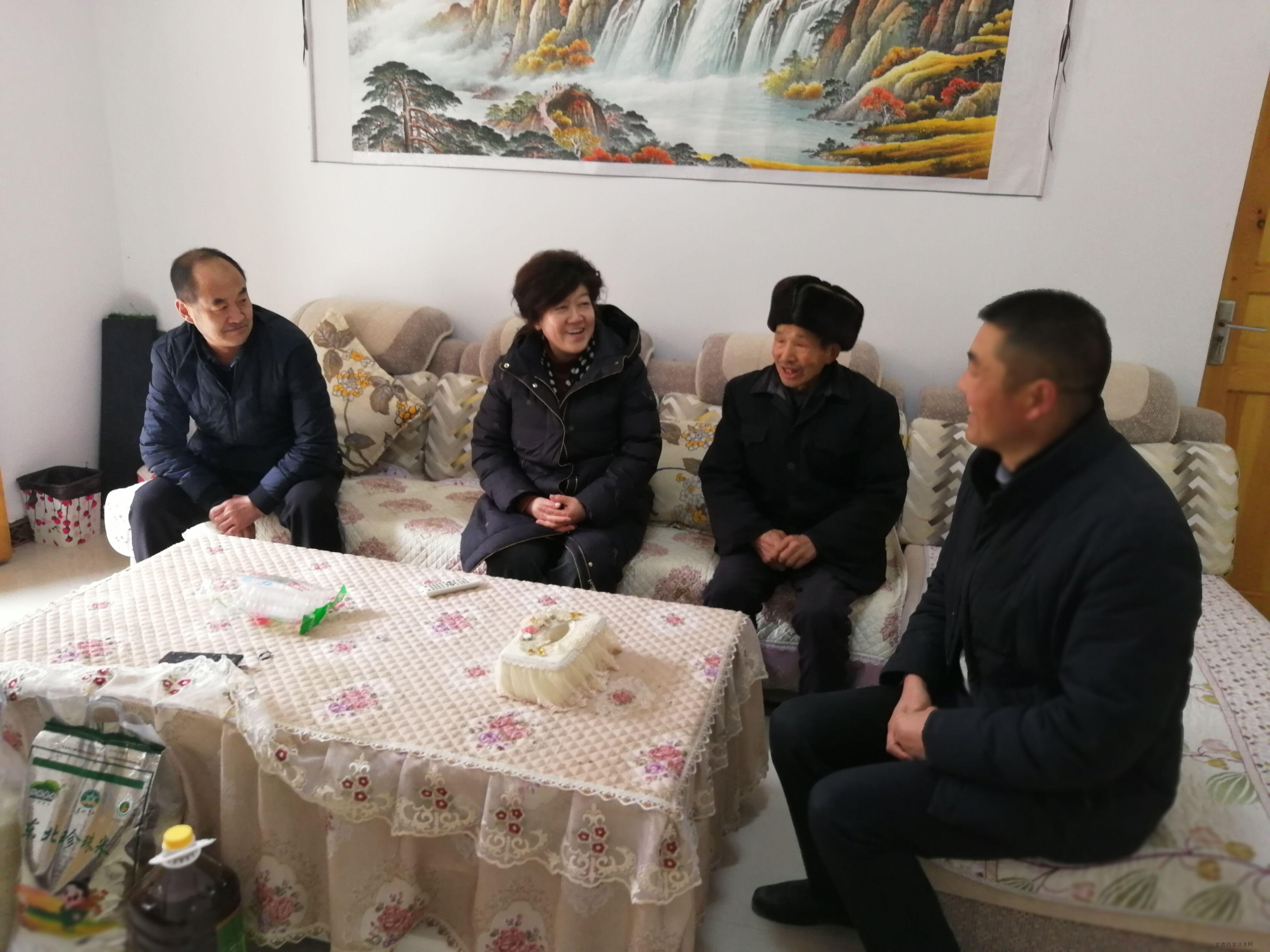 省档案馆党组书记、馆长卢琼与村民交流.jpg