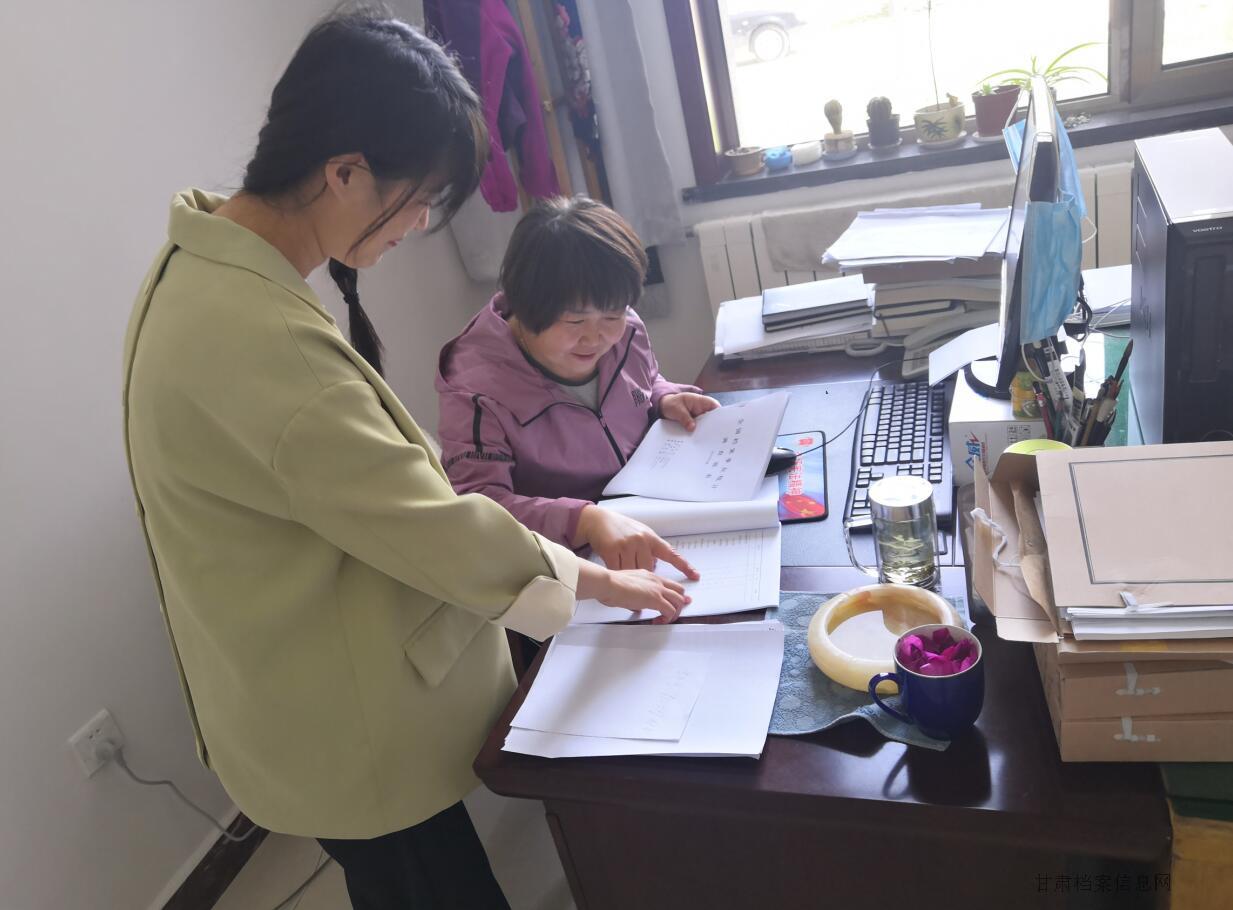 白银区档案局认真开展2019年档案年报工作.jpg
