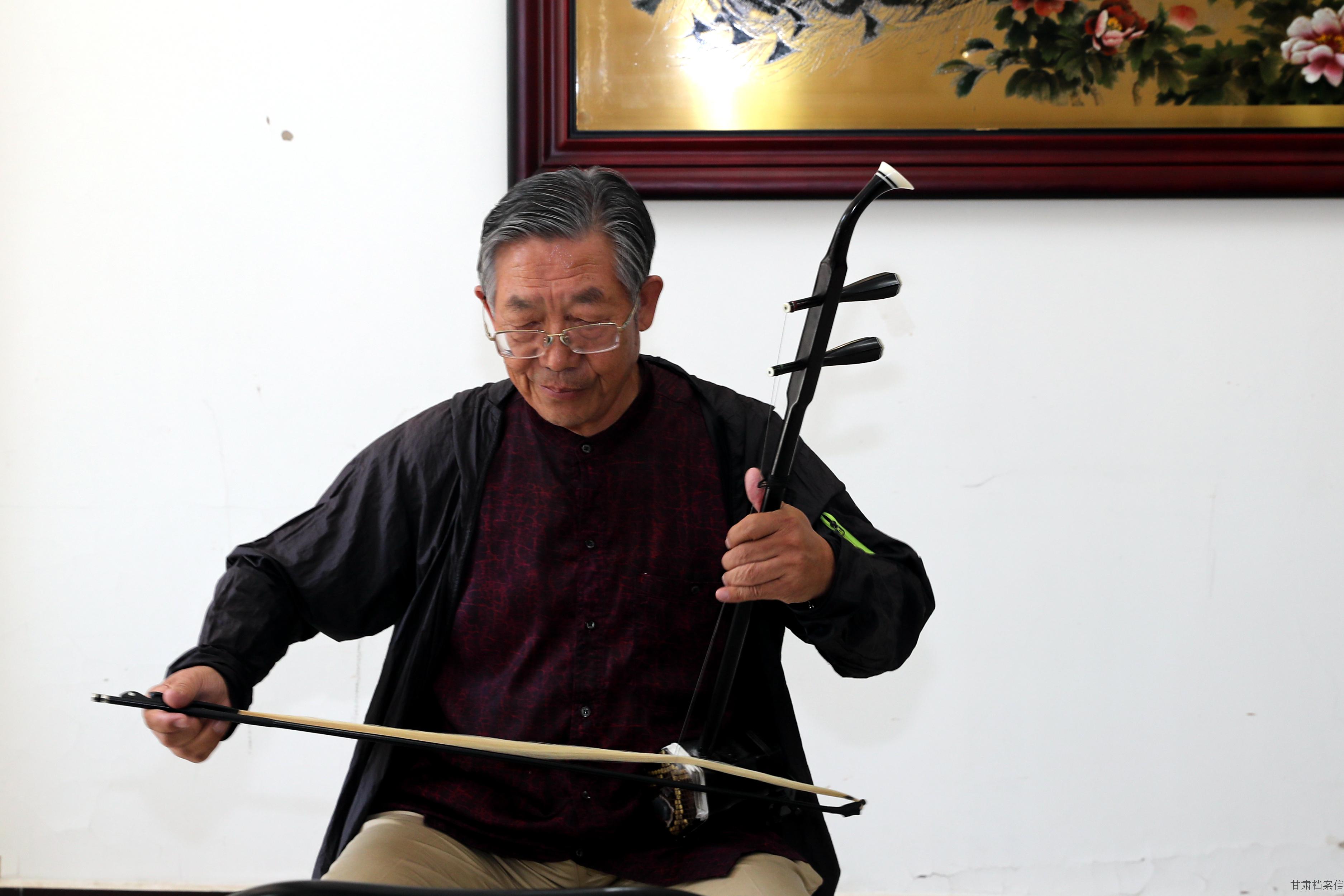 退休干部张前林演奏二胡《一壶老酒》.jpg