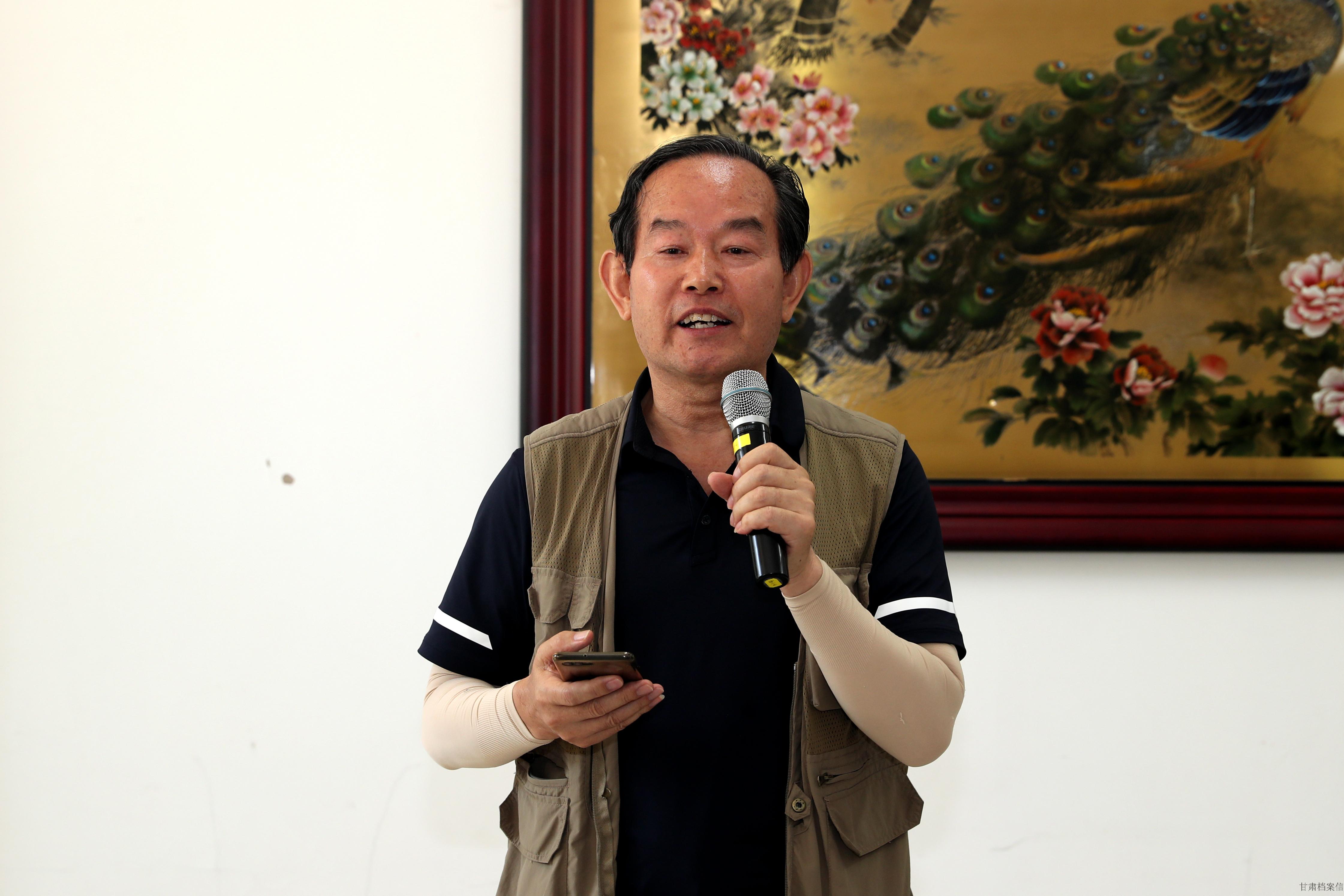 退休干部魏宏举朗诵诗歌《心存感恩》.jpg