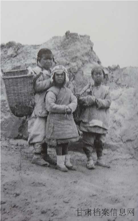 11.拾粪儿童.jpg