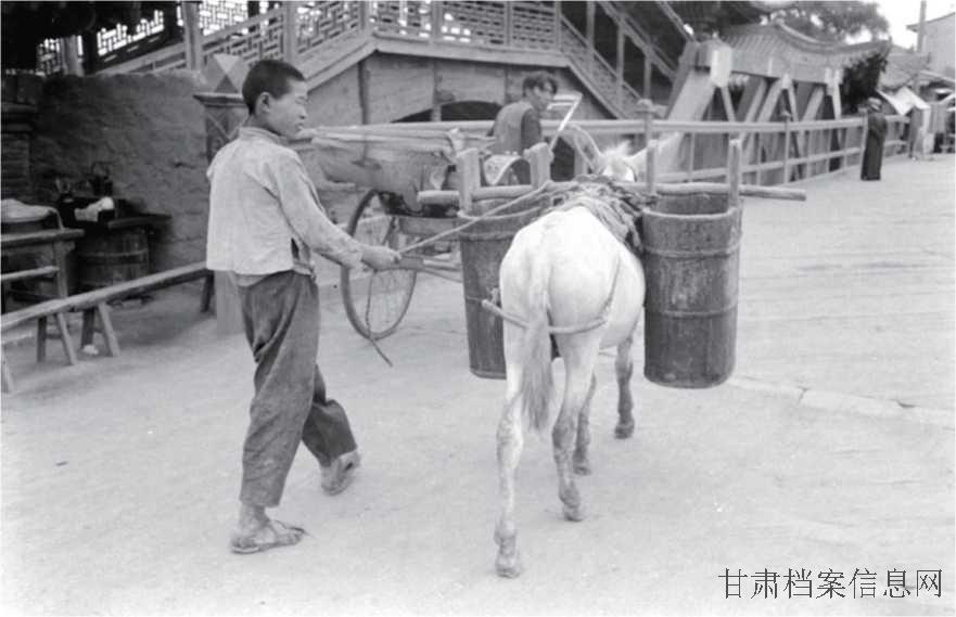 10.握桥旁驮水者.jpg