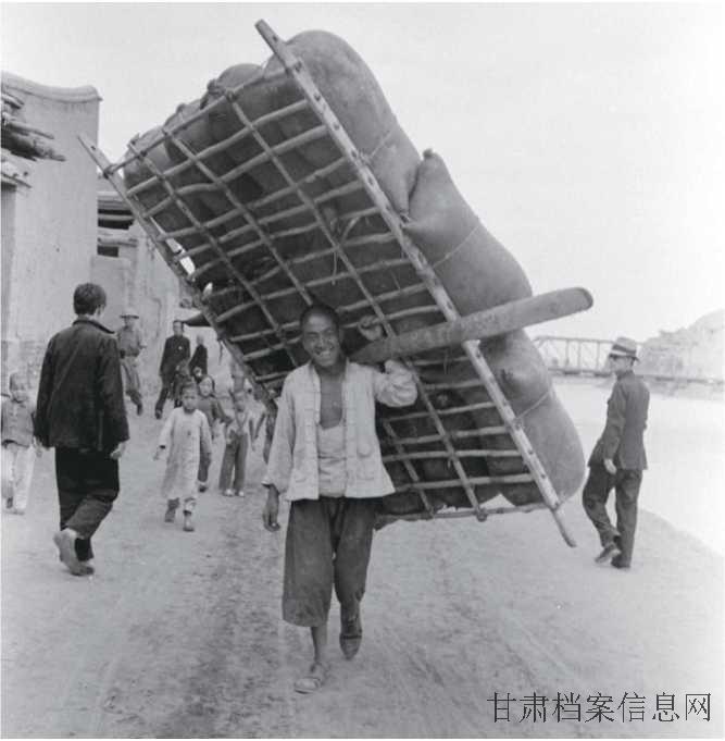 13.筏客子扛筏子.jpg