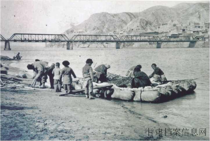 15.北门湾子编皮筏.jpg