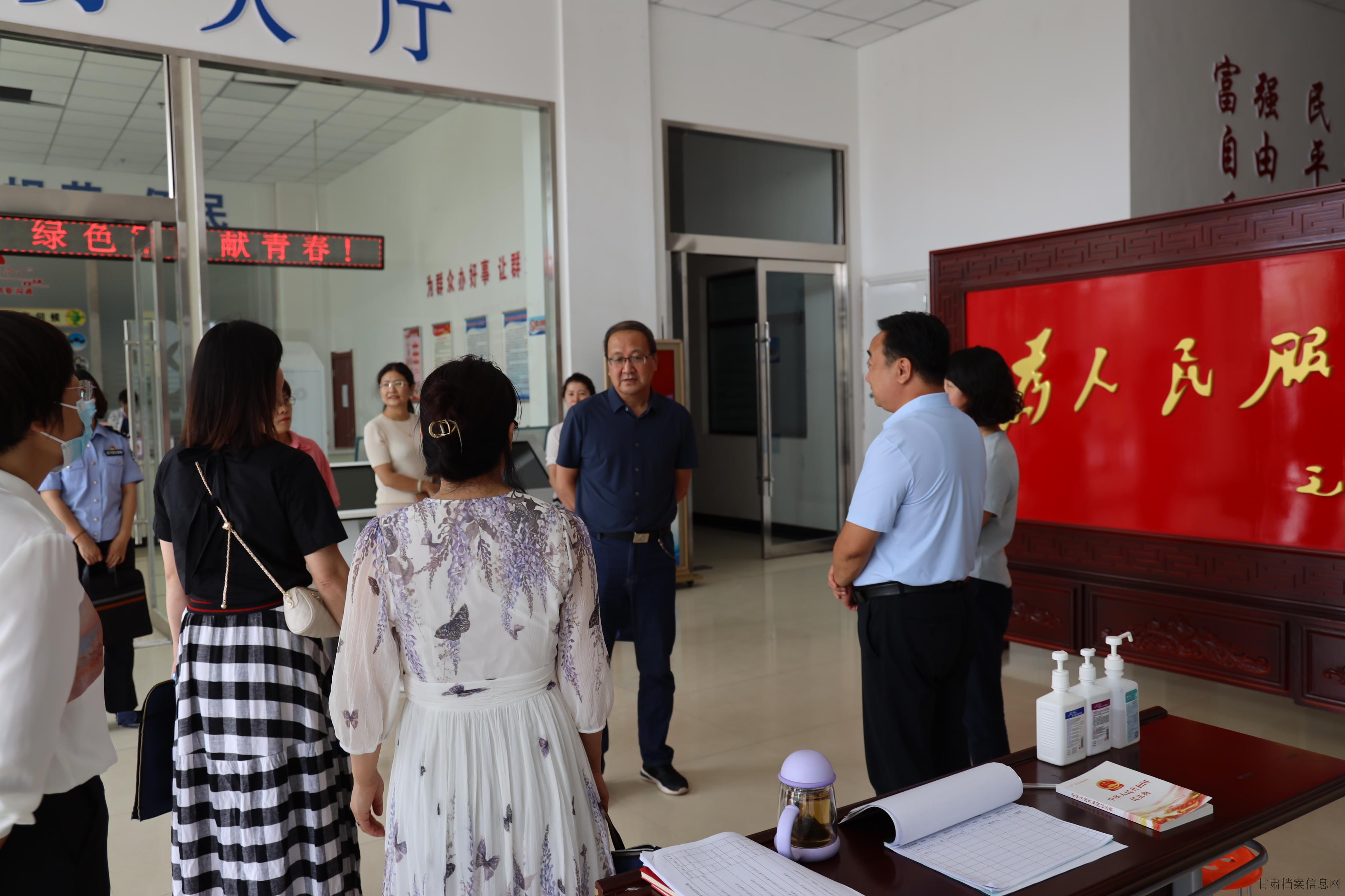 中共张掖市委办公室(张掖市档案局)到甘州区开展2022年度档案行政执法检查.jpg 中共张掖市委办公室(张掖市档案局)到甘州区开展2022年度档案行政执法检查.jpg