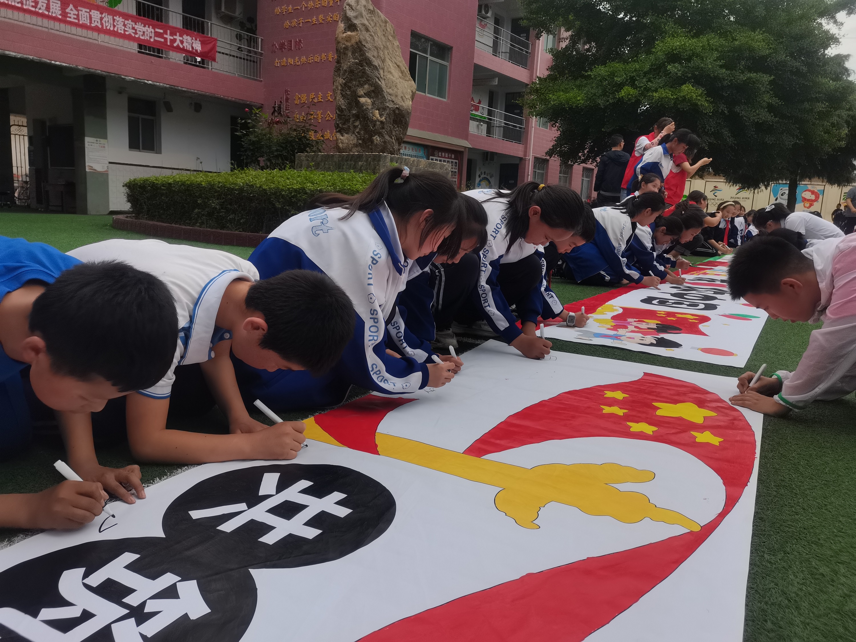 附图--【“6·9”国际档案日】档案文化进校园 百米长卷绘团结--1 (3).jpg