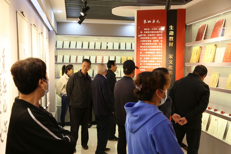 游客正在参观珍品展.jpg