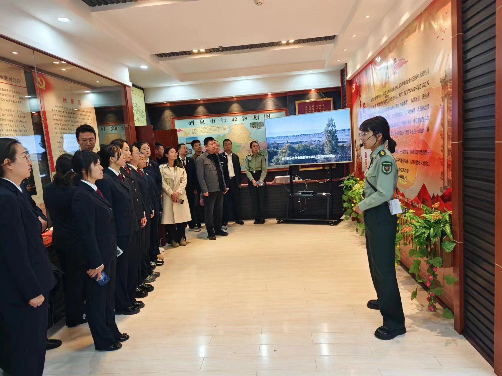 酒泉市市直单位工作人员参观展览照片.jpg
