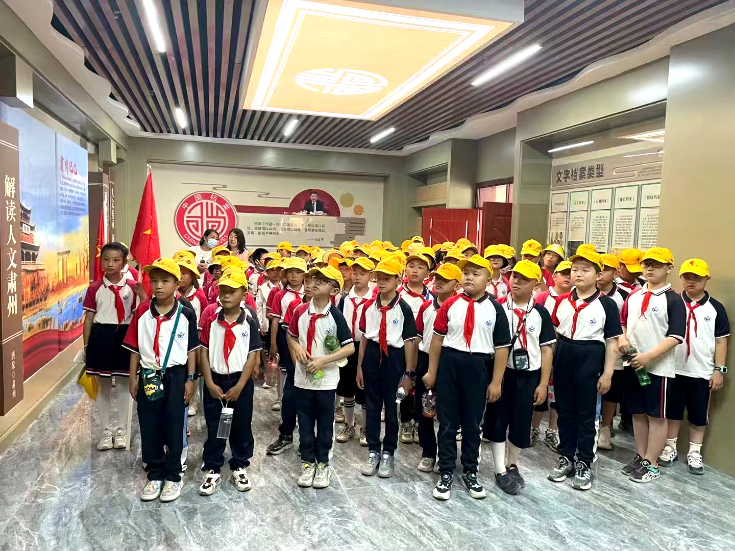档案馆开放日活动中中小学生在《肃州记忆展厅》接受爱国主义教育。来源：肃州区档案馆.jpg