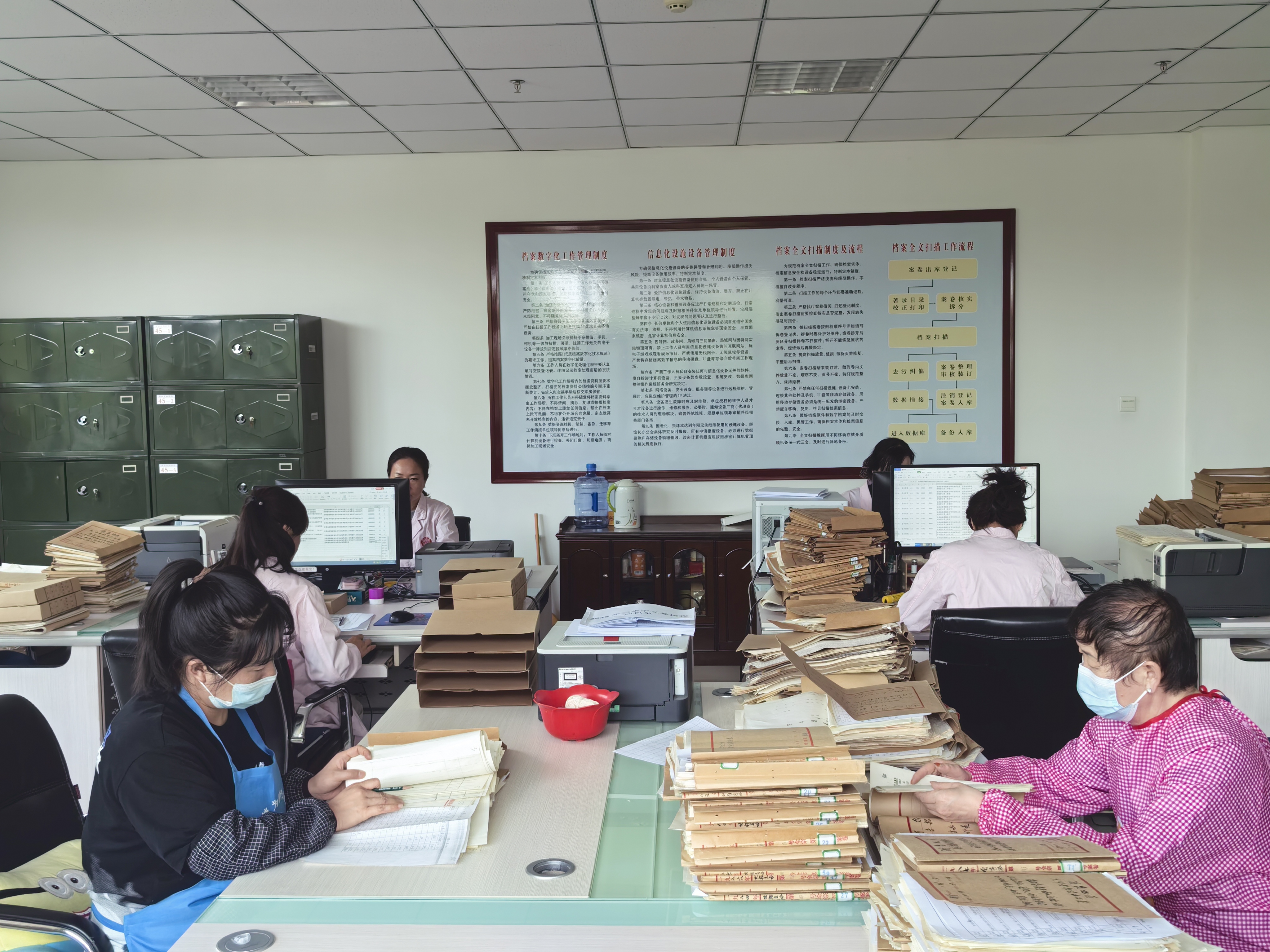 酒泉市档案馆工作人员正在开展档案数字化扫描工作。来源：酒泉市档案馆.jpg