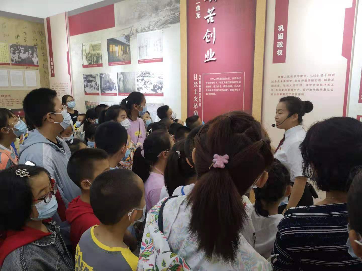 3.2021年“百年风华  历史巨变” 庆祝中国共产党成立100周年定西市党史档案展接待学生参观.jpg