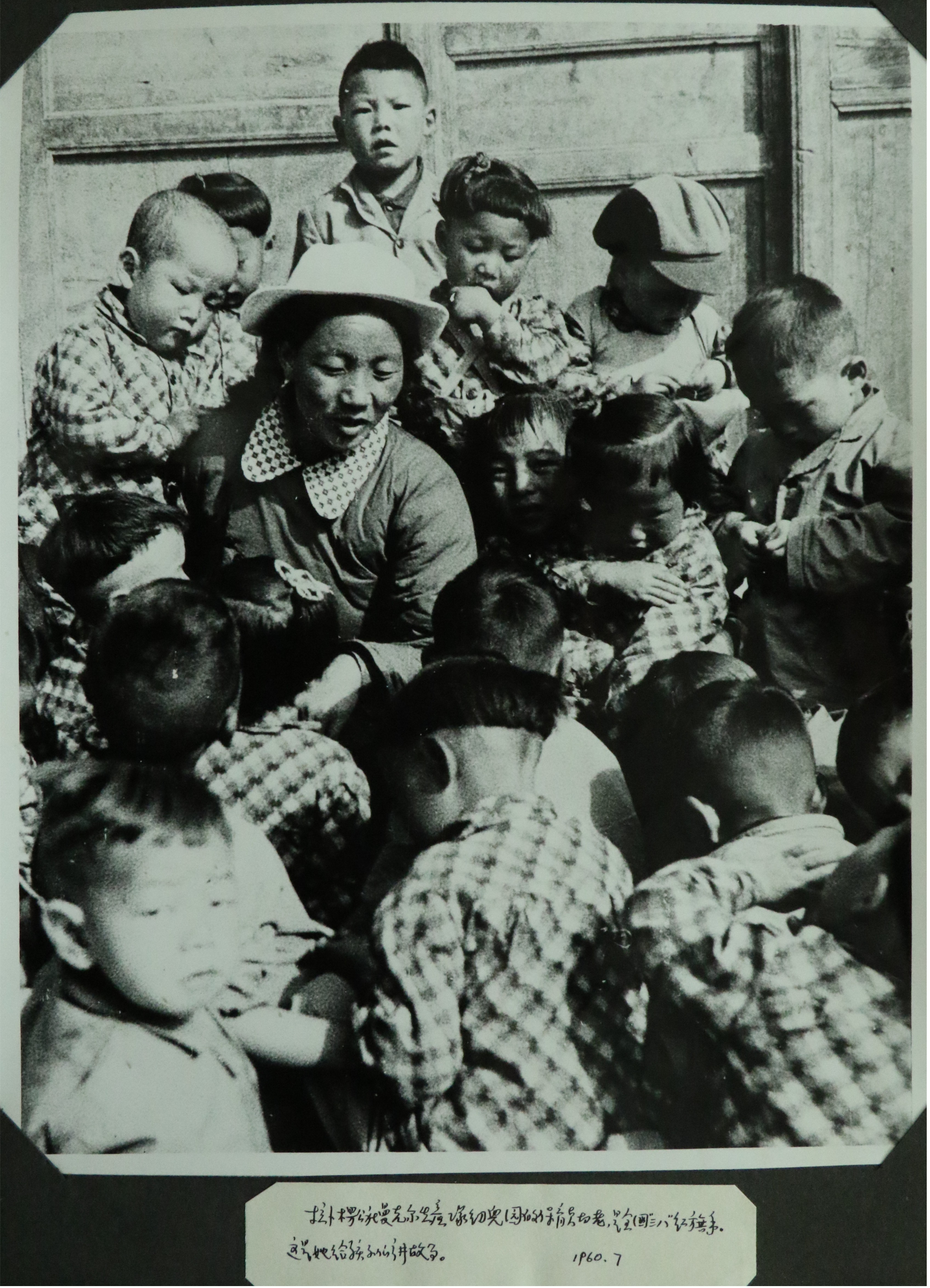 拉卜楞公社曼克尔生产队幼儿园的保育员切老，是全国“三八”红旗手，这是她给孩子们讲故事。（1960年7月）_副本.jpg