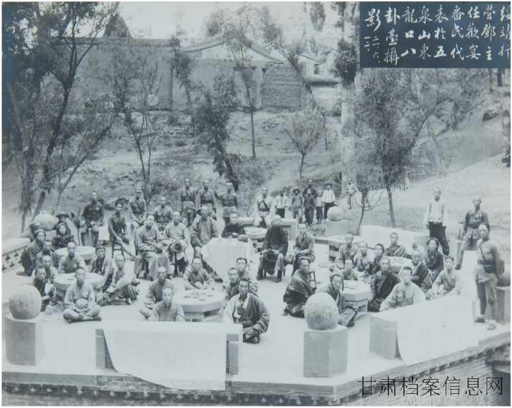 2.邓宝珊与甘南藏族代表合影.jpg 2.邓宝珊与甘南藏族代表合影.jpg