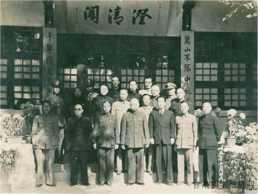 9.澄清阁前合影.jpg 9.澄清阁前合影.jpg